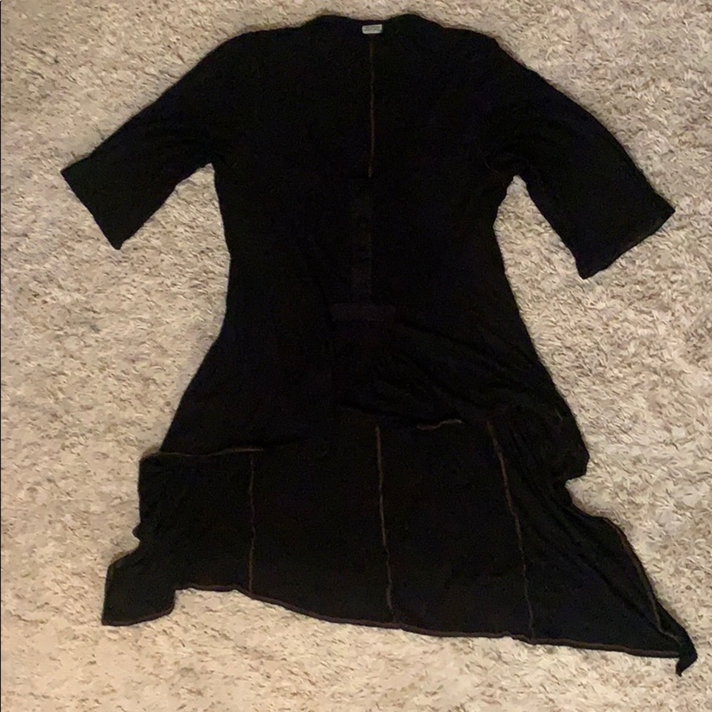 Mid sleeve high to low black shirt
